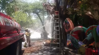 Incendio consume parte de la palapa del restaurante Hartwood en Tulum