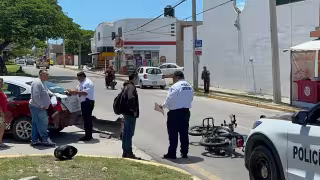 Taxi da vuelta en “U” y motociclista termina lesionado en Campeche