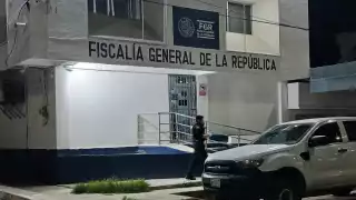 Ponen a disposición de la FGR a tres hombres por portación de armas de fuego en Escárcega
