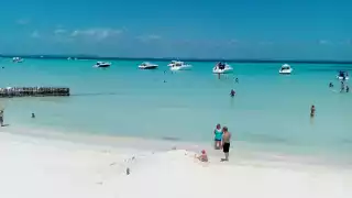 Cofepris alerta por bacterias en 14 playas de México