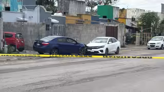 Persecución entre personas armadas dejó un lesionado y dos vehículos dañados en Cancún