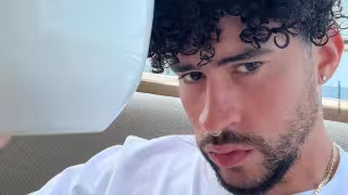 Bad Bunny reaparece en redes con una atrevida fotografía