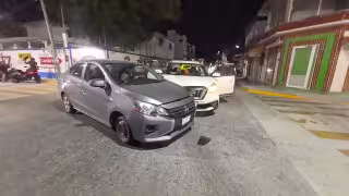 Fuerte choque entre automóvil y camioneta provoca caos vial frente al parque Tila.