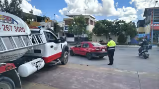 Una pipa de gas L.P. chocó y arrastró a un vehículo compacto en el fraccionamiento Villas del Sol.