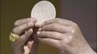 La hostia se consume durante la eucaristía