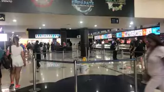 El plafón del techo del cine en la plaza de la Avenida Tulum de Cancún se cayó