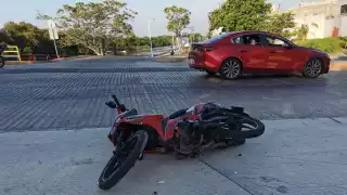 Un joven motociclista fue embestido por un vehículo cuyo conductor se dio a la fuga.