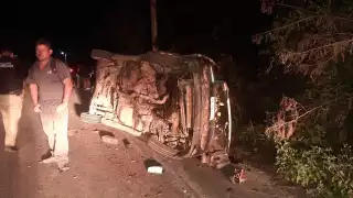 Una camioneta se volcó en la vía Kimbilá-Mérida luego de que el conductor dormitó al volante