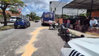 Dos motociclistas resultaron lesionados tras derrapar en la avenida Cuauhtémoc.