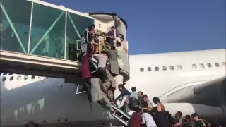 Caos en aeropuerto de Kabul; miles de personas tratan de huir de Afganistán