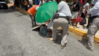 La víctima fue impactada por un vehículo de color blanco.