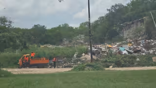 Captan a trabajadores descargando basura junto al Cementerio Siglo XXI de Campeche