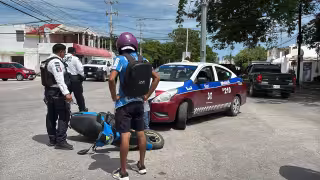 Un motociclista resultó lesionado tras chocar contra un taxi.