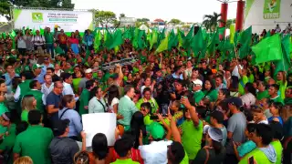 Cerca de dos mil personas acudieron a la asamblea con Manuel Velasco