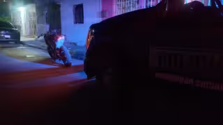 Elementos de la Policía Municipal de Cancún detuvieron a un adolescente que conducía una motocicleta con reporte de robo tras una persecución en la ciudad