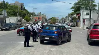 Conductora de auto compacto choca contra taxi en avenida Colosio por no medir distancia al girar.