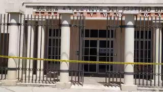 El hombre rompió la puerta de vidrio con el puño, presentando graves heridas