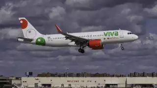 Uno de los vuelos en la CDMX con destino a Cancún, que fue atrasado, era de VivaAerobus