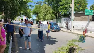 Vecinos de la colonia Pensiones bloquearon la calle 32 con la avenida Alfredo Barrera V por falta de electricidad
