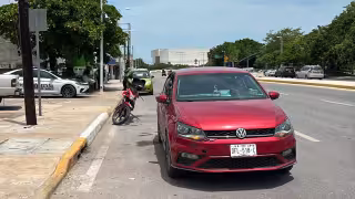 Un motociclista resultó con golpes leves tras un hecho vial.