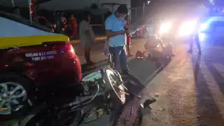 Grave accidente entre taxi y motocicleta deja un herido en Campeche