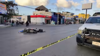 El cuerpo del motociclista quedó tendido sobre el pavimento a lado del vehículo.