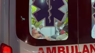 Grave accidente: motociclista queda debajo de camioneta en plena avenida