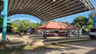 El domo lució con cerca de 10 personas al inicio de la vacunación anticovid en José María Morelos