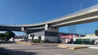 Joven intenta tirarse del distribuidor vial en Campeche: VIDEO  