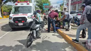 Aparatoso choque entre motocicletas deja cuantiosos daños y una mujer hospitalizada en Ciudad del Carmen