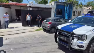 Intenta arrastrar un auto con una soga por tapar su garaje y desata pleito en Ciudad del Carmen