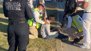 Paramédicos llegaron al lugar y atendieron al motociclistas.