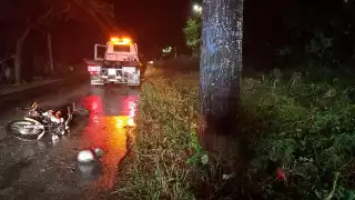 Motociclista choca contra árbol y queda inconsciente en Felipe Carrillo Puerto