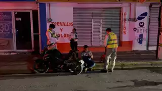 Paramédicos auxilian a motociclista que chocó en estado de ebriedad