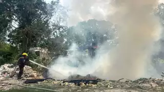 Incendio alarma a los dueños de un predio en la colonia “Margarita” en Cancún