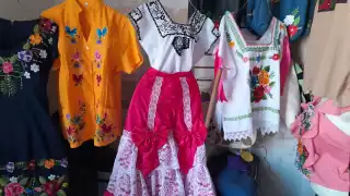 Artesanas del centro cultural y artesanal Enrique Herrera Marín, en Dzitbalché, exponen prendas típicas campechanas.