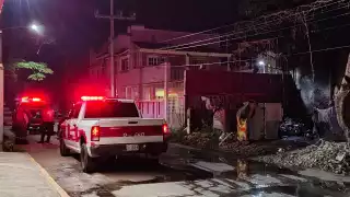 Elementos del Heroico Cuerpo de Bomberos controlaron el fuego.