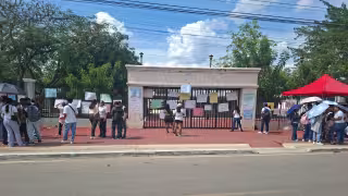 Cierran escuela en Ticul y piden destitución de directivos por error en trámites de becas