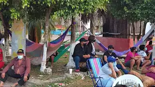 Los interesados en recibir la vacuna anticovid en José María Morelos, hicieron fila desde la noche anterior para apartar su lugar