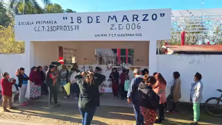 Padres de familia toman primaria de UhMay en Felipe Carrillo Puerto por retraso en construcción de domo