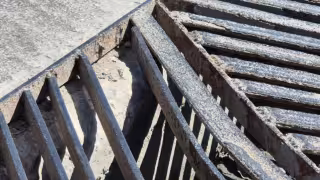 El problema se localiza en el cruce de las calles 15B con 14, en la colonia Los Manguitos.