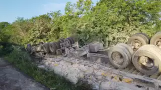 El chófer y su acompañante resultaron lesionados.