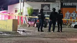 La zona fue acordonada por policías debido a que la persona falleció en la calle, lo que reportaron al Ministerio Público.