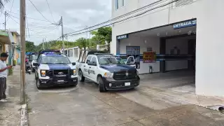 Detienen a dos hombres y aseguran taxi durante operativo en Playa del Carmen