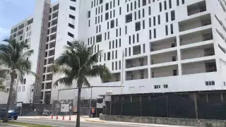 Policías y militares llegaron al sitio en construcción en la Zona Hotelera de Cancún para verificar el reporte de hombres armados dentro de la obra