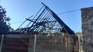 Los bomberos poco hicieron para apagar el fuego, pues no sabían que incendio apagar primero