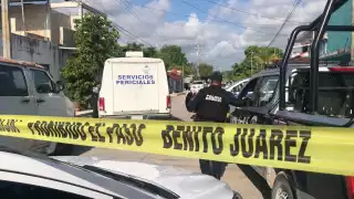 Servicios Periciales de la FGE Quintana Roo arribaron a la Región 99 de Cancún para recabar datgos sobre el cuerpo dejado dentro de dos maletas