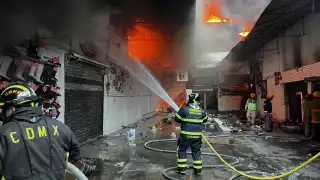 Bomberos resultan intoxicados durante control de incendio en Plaza Oasis, en Tepito