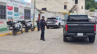 Sujeto armado con cuchillo intenta robar una tienda cerca del mercado