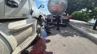 Un choque por alcance entre dos pesadas unidades se registró en la cabecera de Champotón.